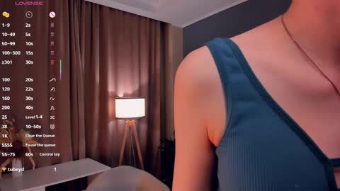 Snapshot of moirebroady chatting on 10-09-25, 01:36 Laura online show from 10-09-25, 01:36