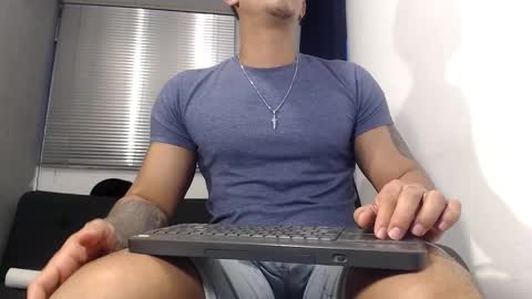 Snapshot of moises_paez chatting on 12-31-24, 11:06 Moises Paez online show from 12-31-24, 11:06