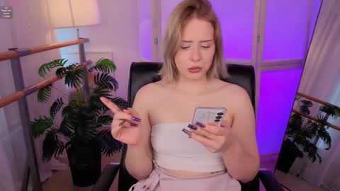 Snapshot of mol_l_y chatting on 02-24-26, 07:17 Molly online show from 02-24-26, 07:17