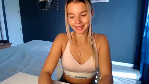 Snapshot of molly_bell chatting on 01-13-25, 12:45 Molly online show from 01-13-25, 12:45