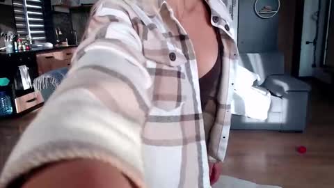 Snapshot of molly_bell chatting on 11-22-25, 11:20 Molly online show from 11-22-25, 11:20