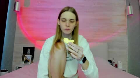 Molly Hunt online show from 04-05-26, 05:15