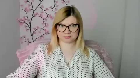 Molly online show from 05-12-26, 11:51