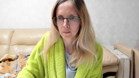 Snapshot of mollystory chatting on 02-10-25, 04:14 AngelMomm online show from 02-10-25, 04:14