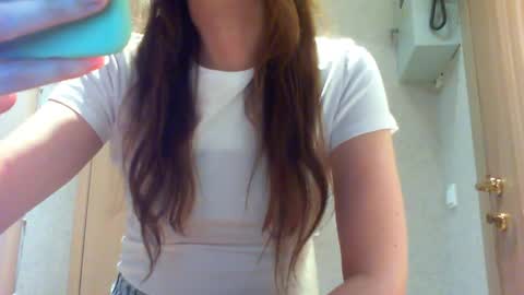 Snapshot of momentbeforedown chatting on 06-07-26, 12:15 Hailey online show from 06-07-26, 12:15