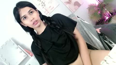 Snapshot of momi_khem019 chatting on 05-24-26, 07:35 MOMIKHEM online show from 05-24-26, 07:35