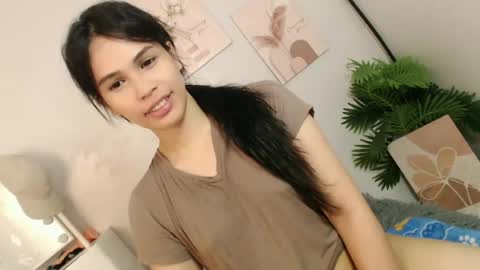 Snapshot of momi_khem019 chatting on 06-18-26, 06:13 MOMIKHEM online show from 06-18-26, 06:13