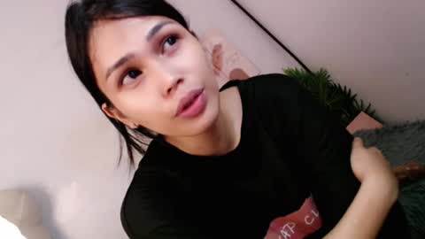 Snapshot of momi_khem019 chatting on 08-06-26, 08:27 MOMIKHEM online show from 08-06-26, 08:27