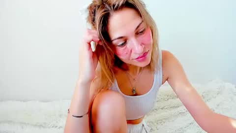 Snapshot of mona_cruz chatting on 03-09-25, 05:22 Mona online show from 03-09-25, 05:22