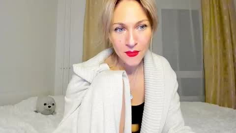 Snapshot of mona_cruz chatting on 03-10-25, 08:12 Mona online show from 03-10-25, 08:12