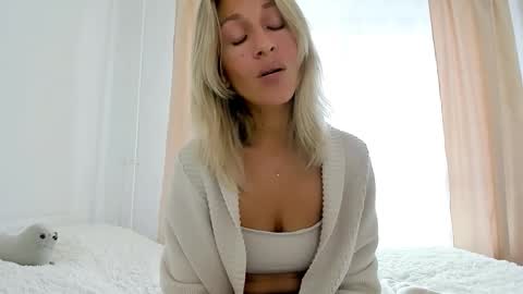 Snapshot of mona_cruz chatting on 09-12-25, 07:19 Mona online show from 09-12-25, 07:19