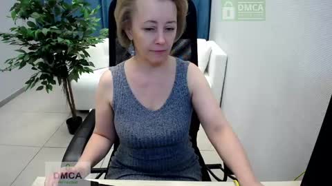 Snapshot of mona_w chatting on 04-26-26, 09:18 Mona online show from 04-26-26, 09:18