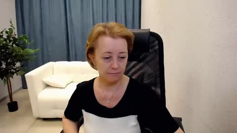 Snapshot of mona_w chatting on 05-13-26, 10:45 Mona online show from 05-13-26, 10:45