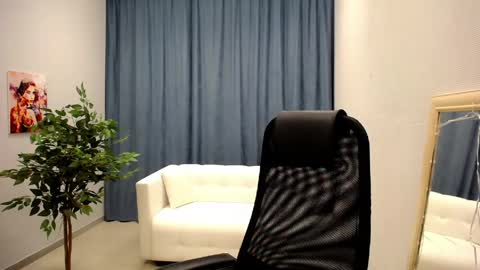 Snapshot of mona_w chatting on 05-27-26, 11:07 Mona online show from 05-27-26, 11:07