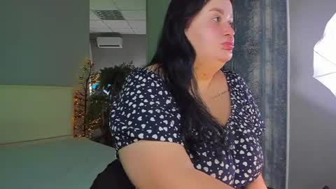 Snapshot of monasteel chatting on 06-25-26, 12:31 Monica online show from 06-25-26, 12:31
