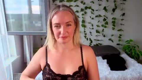 Snapshot of monikfoxy chatting on 06-23-26, 04:10 Monik online show from 06-23-26, 04:10