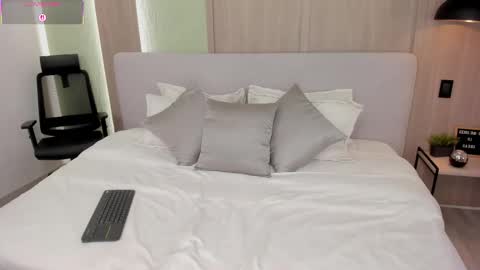 Snapshot of moniquemilff chatting on 02-18-26, 10:50 Monique online show from 02-18-26, 10:50