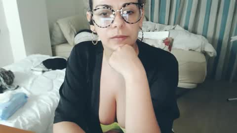 Snapshot of montserrat123 chatting on 04-17-26, 08:01 Monse online show from 04-17-26, 08:01
