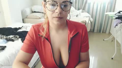 Snapshot of montserrat123 chatting on 04-24-26, 07:11 Monse online show from 04-24-26, 07:11