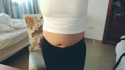 Snapshot of montserrat123 chatting on 05-08-26, 08:08 Monse online show from 05-08-26, 08:08