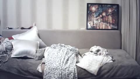 moodiemira online show from 06-12-26, 06:07