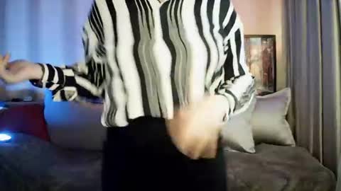 moodiemira online show from 06-17-26, 05:47