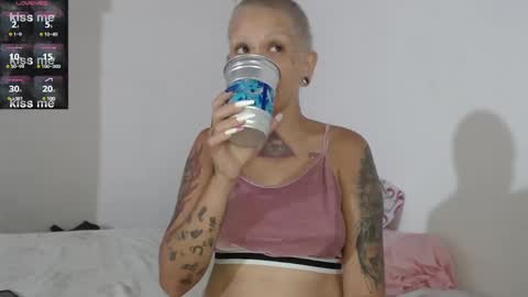 Snapshot of moon_cat85 chatting on 01-05-25, 04:38 Luna online show from 01-05-25, 04:38