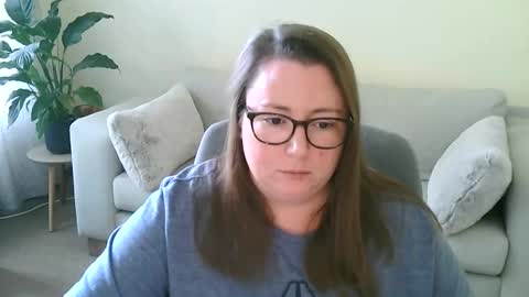 Moon Petal online show from 10-31-25, 08:59