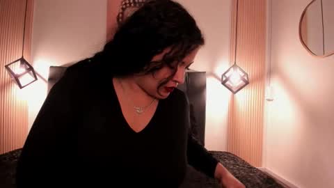 Snapshot of moon_shaddow chatting on 01-16-26, 02:26 Moon online show from 01-16-26, 02:26