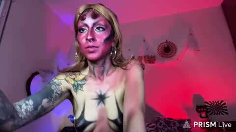 Snapshot of mooncinna chatting on 10-28-25, 09:06 Cinna online show from 10-28-25, 09:06