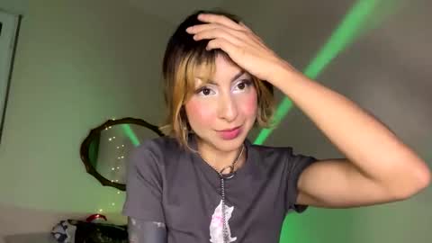 Snapshot of mooncinna chatting on 11-19-25, 11:16 Cinna online show from 11-19-25, 11:16