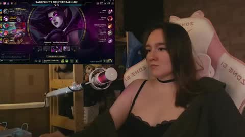 Snapshot of moonlish_siren chatting on 05-31-26, 09:38 Katrin online show from 05-31-26, 09:38