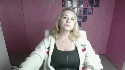 Snapshot of moonsusanna chatting on 05-09-26, 05:18 Susanna online show from 05-09-26, 05:18