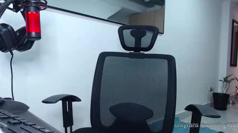 Snapshot of mr_chr1s chatting on 10-05-25, 01:20 chris online show from 10-05-25, 01:20