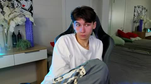 Snapshot of mr_lucky_guy chatting on 02-08-25, 11:13 Kris online show from 02-08-25, 11:13