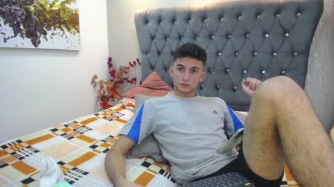 Snapshot of mr_williseo chatting on 01-08-25, 01:32 williseo online show from 01-08-25, 01:32