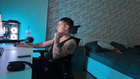 Snapshot of mrburnn chatting on 11-19-25, 06:19 Mad online show from 11-19-25, 06:19