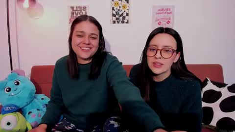 Snapshot of mrbuu_ chatting on 05-04-26, 01:34 Laura online show from 05-04-26, 01:34