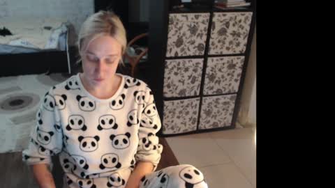 Snapshot of mrsluck chatting on 06-09-26, 10:27 Sasha online show from 06-09-26, 10:27