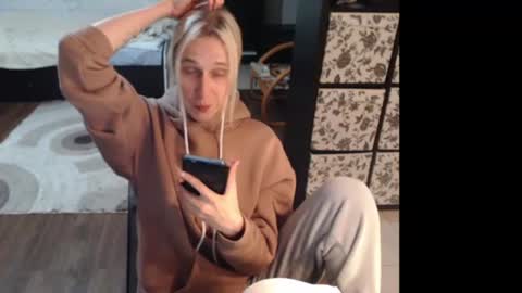 Snapshot of mrsluck chatting on 06-18-26, 03:16 Sasha online show from 06-18-26, 03:16