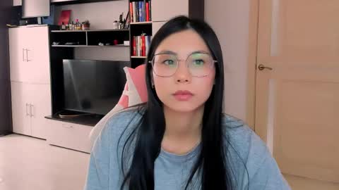 Snapshot of ms_emily_ chatting on 05-18-26, 12:33 ms_emily_ online show from 05-18-26, 12:33