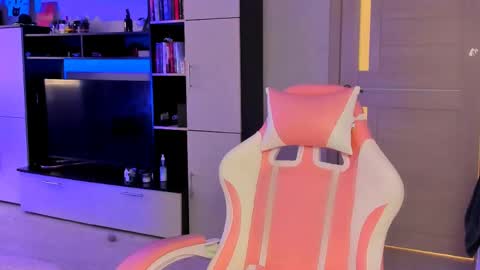 Snapshot of ms_emily_ chatting on 05-29-26, 11:52 ms_emily_ online show from 05-29-26, 11:52
