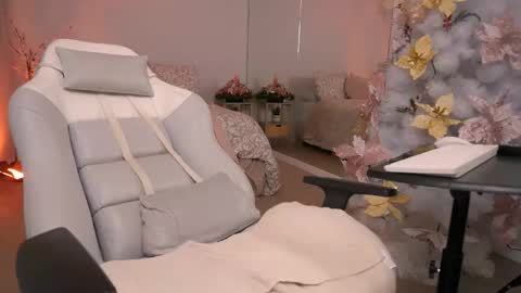 Snapshot of ms_lawless chatting on 12-18-24, 05:04 Samantha online show from 12-18-24, 05:04