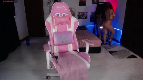 Manuela3 online show from 10-27-25, 07:40