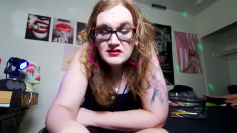 Snapshot of mscuntyluxxe chatting on 09-23-25, 03:42 Cunty Luxxe online show from 09-23-25, 03:42