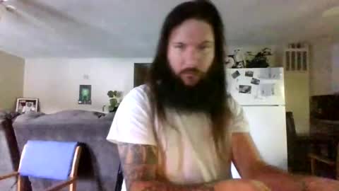 Snapshot of mudge chatting on 12-31-24, 02:14 Mudge online show from 12-31-24, 02:14