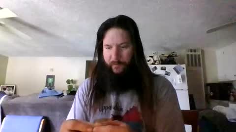 Snapshot of mudge chatting on 01-01-25, 04:29 Mudge online show from 01-01-25, 04:29