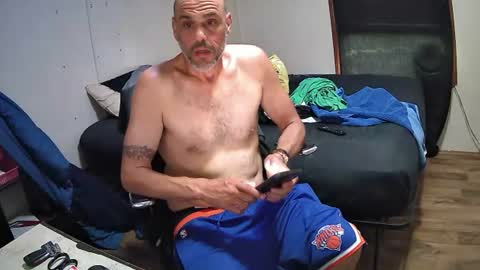 Snapshot of muffdiver718 chatting on 06-19-26, 01:48 Muffdiver online show from 06-19-26, 01:48