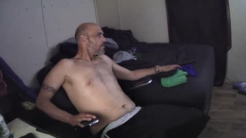 Snapshot of muffdiver718 chatting on 06-22-26, 02:46 Muffdiver online show from 06-22-26, 02:46