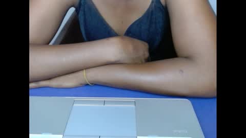 Snapshot of muffinxcream chatting on 11-11-25, 11:10 muffinxcream online show from 11-11-25, 11:10